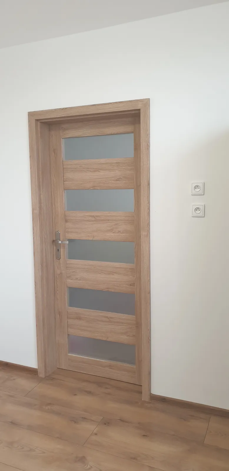 Dokončený pokoj se zásuvkami po kompletní rekonstrukci elektroinstalace