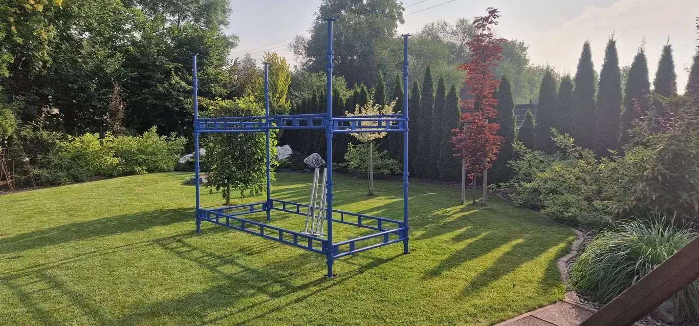 HAKI lešení k pronájmu postavené na zahradě, Frýdek-Místek